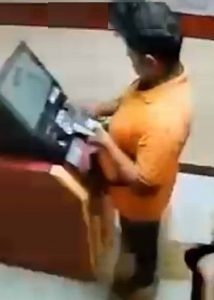 ATM में BJP नेता पर तानी पिस्तौल, लुधियाना में आरोपी से भिड़कर नाकाम की लूट ATM में BJP नेता पर तानी पिस्तौल, लुधियाना में आरोपी से भिड़कर नाकाम की लूट