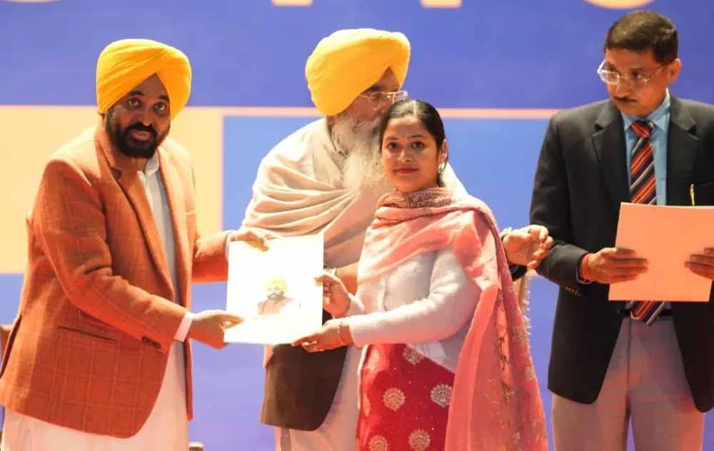 Punjab News: मोहाली की नीड बेस्ड पॉलिसी पर बनी कमेटी, रिपोर्ट के बाद मान सरकार करेगी निर्णय