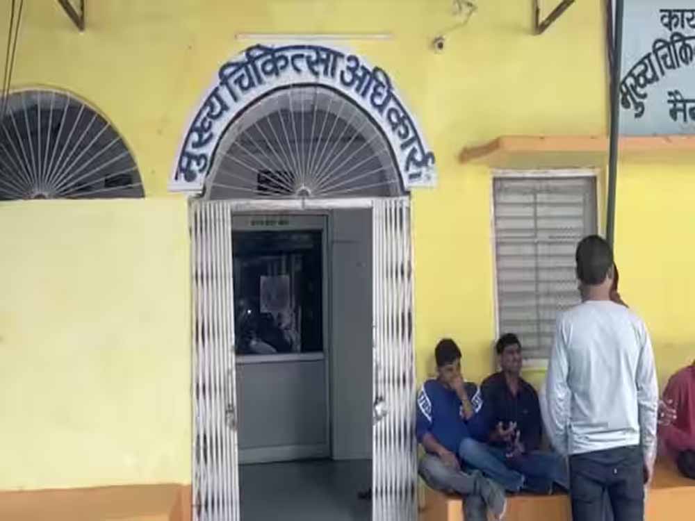 हरियाणा में झोलाछाप डॉक्टर पर CM फ्लाइंग का शिकंजा, छापेमारी में भारी मात्रा में दवाएं मिलीं हरियाणा में झोलाछाप डॉक्टर पर CM फ्लाइंग का शिकंजा, छापेमारी में भारी मात्रा में दवाएं मिलीं