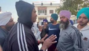 गुरुद्वारा साहिब में बीड़ी पीते पकड़ा गया ग्रंथी, बैग की तलाशी में बीड़ी-सिगरेट और तंबाकू मिला गुरुद्वारा साहिब में बीड़ी पीते पकड़ा गया ग्रंथी, बैग की तलाशी में बीड़ी-सिगरेट और तंबाकू मिला