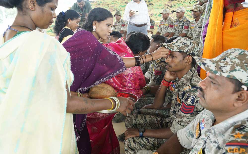 बदली राह, बंधा विश्वास का धागा: पूर्व महिला नक्सलियों ने DRG जवानों को बांधी राखी