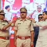 मुख्यमंत्री डॉ. यादव ने पुलिस विभाग के पदोन्नत अधिकारी और कर्मचारियों को बैज लगाए मुख्यमंत्री डॉ. यादव ने पुलिस विभाग के पदोन्नत अधिकारी और कर्मचारियों को बैज लगाए