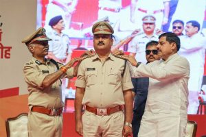 मुख्यमंत्री डॉ. यादव ने पुलिस विभाग के पदोन्नत अधिकारी और कर्मचारियों को बैज लगाए मुख्यमंत्री डॉ. यादव ने पुलिस विभाग के पदोन्नत अधिकारी और कर्मचारियों को बैज लगाए