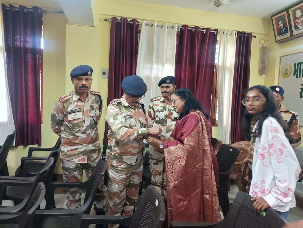 रक्षाबंधन पर आईटीबीपी जवानों को बहनों ने बांधी राखी, भावुक हुए पल रक्षाबंधन पर आईटीबीपी जवानों को बहनों ने बांधी राखी, भावुक हुए पल