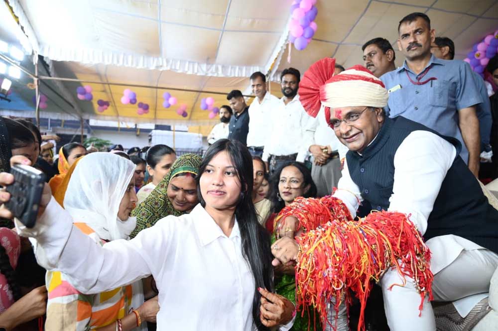 नरेला की हजारों GenZ बहनों ने मंत्री सारंग को बांधी राखी नरेला की हजारों GenZ बहनों ने मंत्री सारंग को बांधी राखी