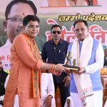किसान प्रदेश की प्रगति की धुरी, उनकी आय बढ़ाने के लिए सरकार निरंतर कर रही काम : मुख्यमंत्री किसान प्रदेश की प्रगति की धुरी, उनकी आय बढ़ाने के लिए सरकार निरंतर कर रही काम : मुख्यमंत्री