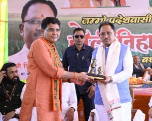किसान प्रदेश की प्रगति की धुरी, उनकी आय बढ़ाने के लिए सरकार निरंतर कर रही काम : मुख्यमंत्री किसान प्रदेश की प्रगति की धुरी, उनकी आय बढ़ाने के लिए सरकार निरंतर कर रही काम : मुख्यमंत्री