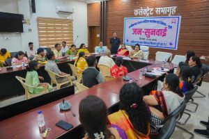 दुर्ग में महिला आयोग की जनसुनवाई, 27 प्रकरणों पर हुई सुनवाई दुर्ग में महिला आयोग की जनसुनवाई, 27 प्रकरणों पर हुई सुनवाई