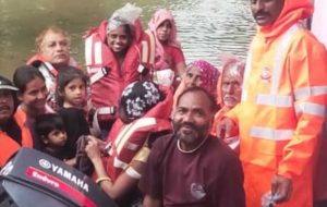 भारी बारिश और उफनती नदियों के बीच SDERF एवं होमगार्ड्स का व्यापक रेस्क्यू ऑपरेशन भारी बारिश और उफनती नदियों के बीच SDERF एवं होमगार्ड्स का व्यापक रेस्क्यू ऑपरेशन