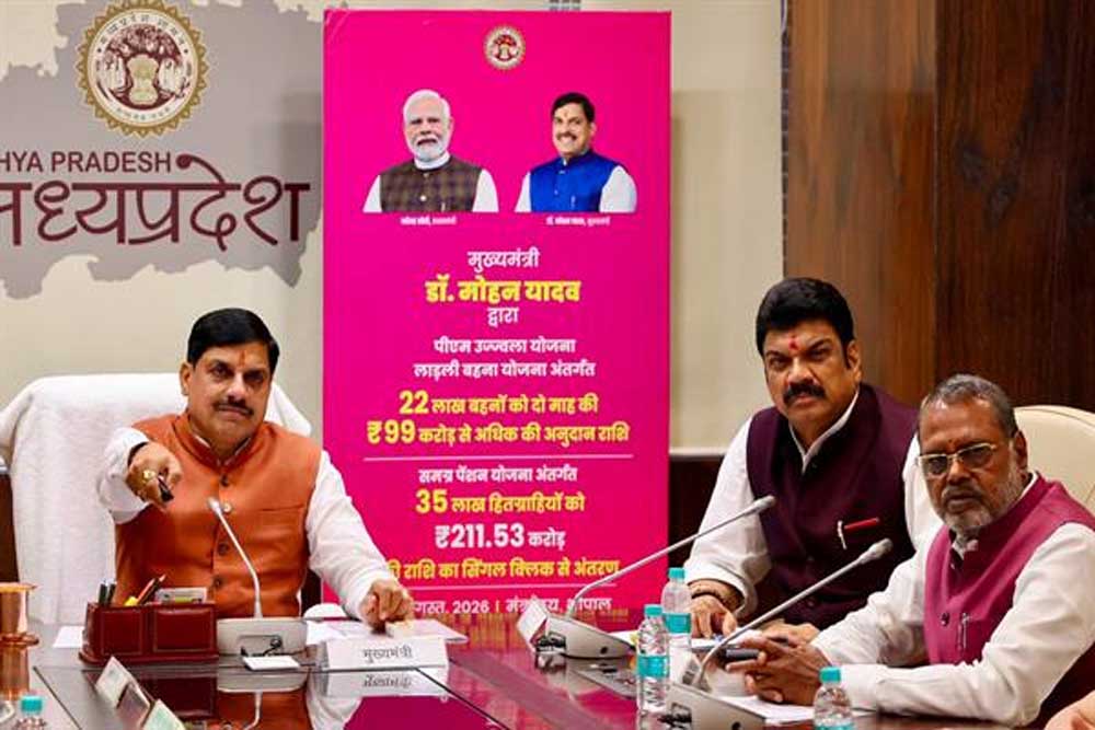 बुजुर्गो को पेंशन का संबल, बहनों को रक्षाबंधन का उपहार