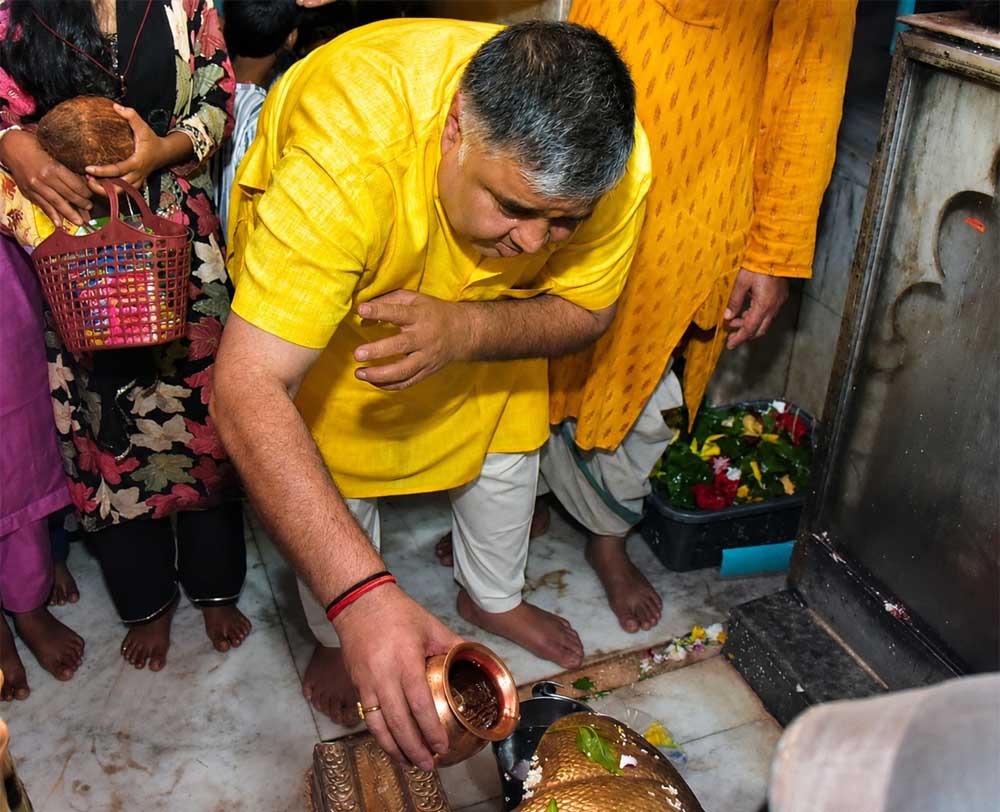 श्रावण के प्रथम सोमवार पर कैबिनेट मंत्री  राजेश अग्रवाल ने लखनपुर शिव मंदिर में विधि-विधान से किया जलाभिषेक,  प्रदेशवासियों के सुख, शांति, समृद्धि और खुशहाली की कामना