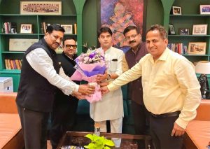 केंद्रीय संचार मंत्री ज्योतिरादित्य सिंधिया से चेम्बर पदाधिकारियों ने की सौजन्य भेंट, विभिन्न महत्वपूर्ण विषयों पर किया आग्रह केंद्रीय संचार मंत्री ज्योतिरादित्य सिंधिया से चेम्बर पदाधिकारियों ने की सौजन्य भेंट, विभिन्न महत्वपूर्ण विषयों पर किया आग्रह