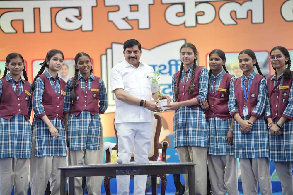कमला नेहरू सांदीपनि विद्यालय में छात्राओं और शिक्षकों के साथ किया संवाद कमला नेहरू सांदीपनि विद्यालय में छात्राओं और शिक्षकों के साथ किया संवाद