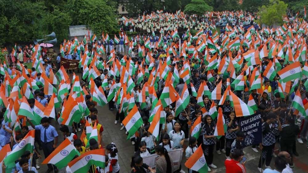 देवास में गूंजा देशभक्ति का जज्बा, उप मुख्यमंत्री देवड़ा के नेतृत्व में निकली तिरंगा यात्रा देवास में गूंजा देशभक्ति का जज्बा, उप मुख्यमंत्री देवड़ा के नेतृत्व में निकली तिरंगा यात्रा