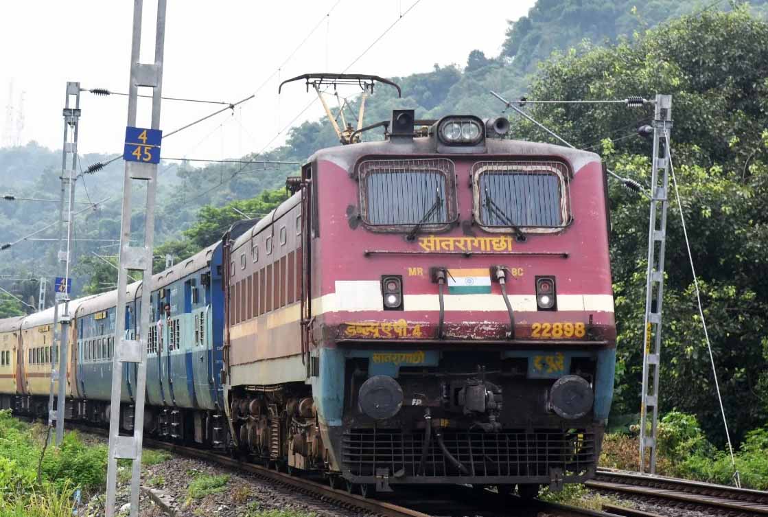 Train Delay Reasons: मौसम ही नहीं, इन बड़े कारणों से घंटों लेट हो जाती हैं ट्रेनें Train Delay Reasons: मौसम ही नहीं, इन बड़े कारणों से घंटों लेट हो जाती हैं ट्रेनें