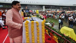 मुख्यमंत्री डॉ. यादव ने मुख्यमंत्री निवास पर लगाया तिरंगा मुख्यमंत्री डॉ. यादव ने मुख्यमंत्री निवास पर लगाया तिरंगा