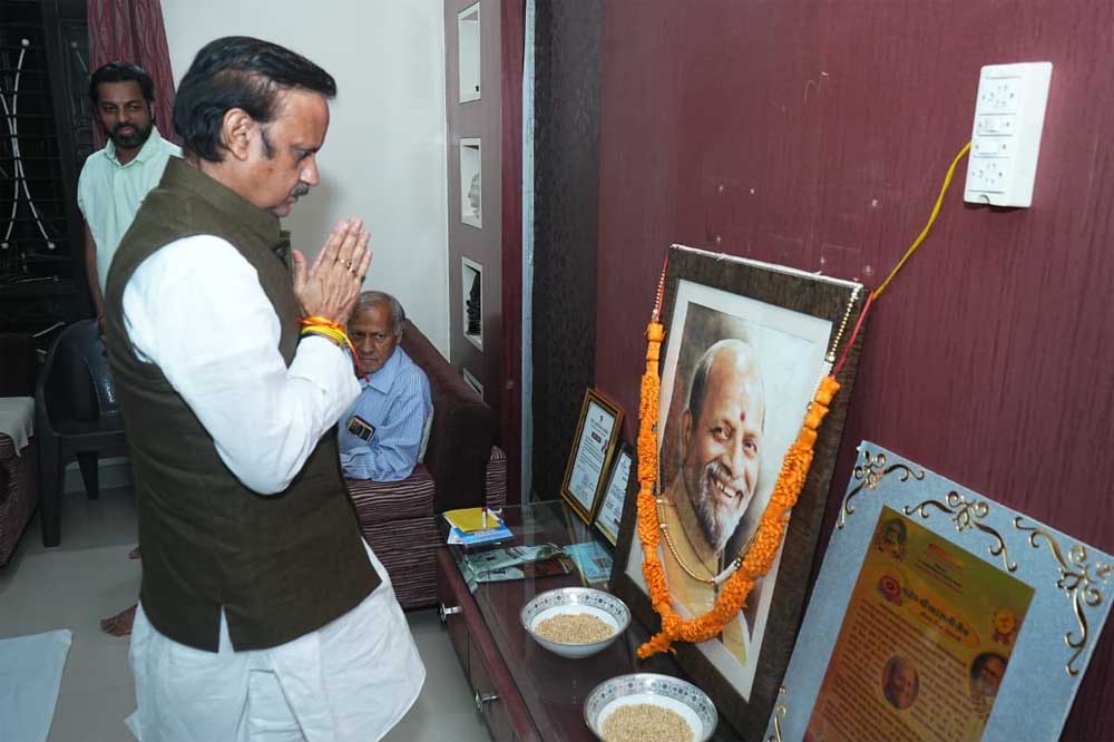 उपमुख्यमंत्री राजेंद्र शुक्ल ने स्व. पारस जैन के निवास पहुंचकर परिजनों से की भेंट, व्यक्त की शोक संवेदना उपमुख्यमंत्री राजेंद्र शुक्ल ने स्व. पारस जैन के निवास पहुंचकर परिजनों से की भेंट, व्यक्त की शोक संवेदना