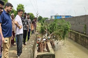 पीड़ित परिवारों के घरों तक पहुंचकर जलभराव से हुए नुकसान का किया प्रत्यक्ष अवलोकन पीड़ित परिवारों के घरों तक पहुंचकर जलभराव से हुए नुकसान का किया प्रत्यक्ष अवलोकन
