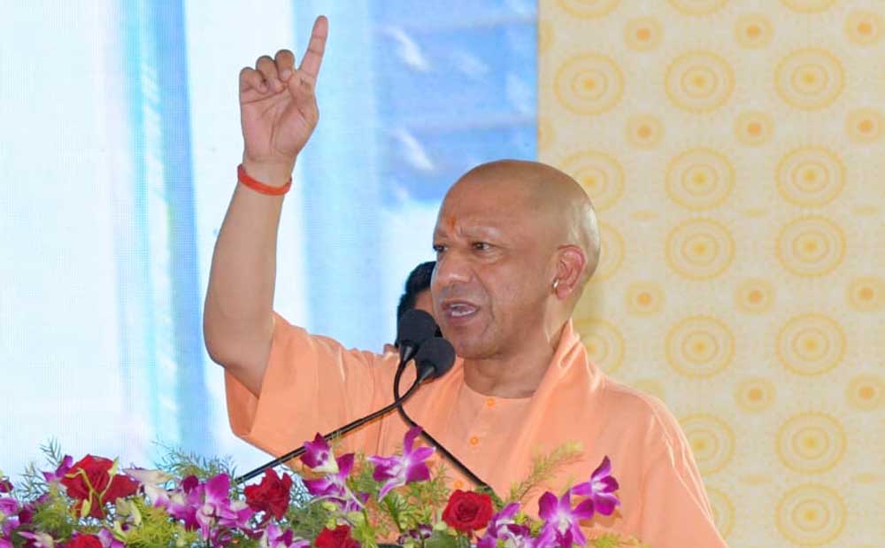 कांग्रेस नेता के मनुस्मृति बयान पर सीएम योगी का पलटवार, बोले- मनु को जानना है तो अथर्ववेद और शतपथ ब्राह्मण पढ़िए