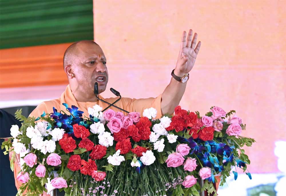 सीएम योगी ने स्टॉल का अवलोकन कर विभिन्न विभागों की योजनाओं की प्रगति की जानकारी ली