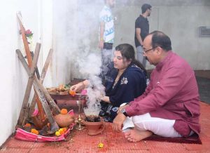 गौमाता और कृषि औजारों की पूजा-अर्चना कर अच्छी फसल व खुशहाली का कामना की