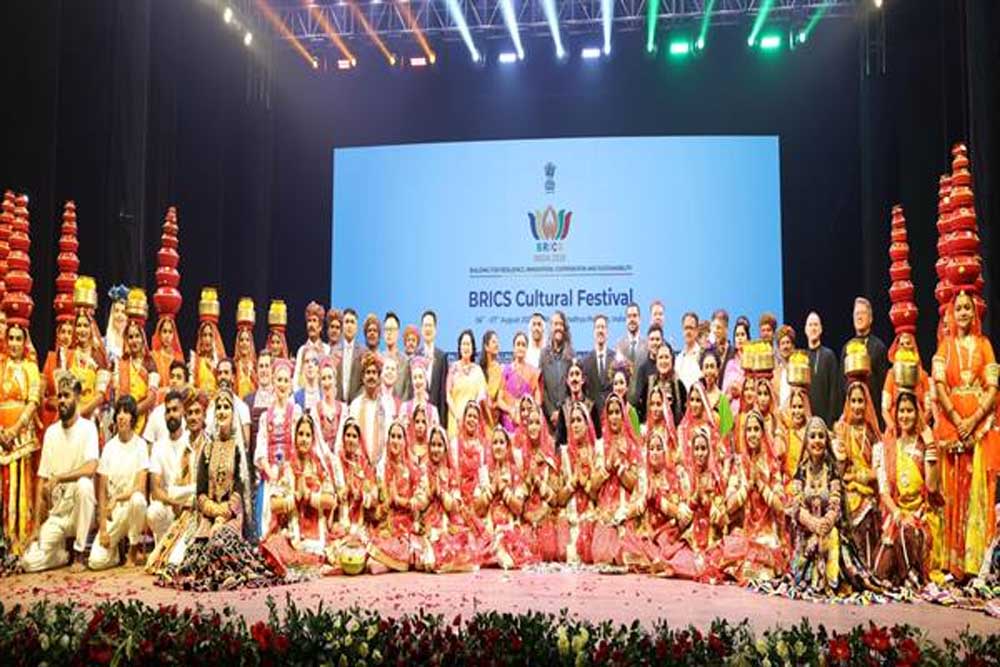 पारंपरिक संगीत, नृत्य और लोककलाओं के माध्यम से सांस्कृतिक आदान-प्रदान को मिला बढ़ावा पारंपरिक संगीत, नृत्य और लोककलाओं के माध्यम से सांस्कृतिक आदान-प्रदान को मिला बढ़ावा
