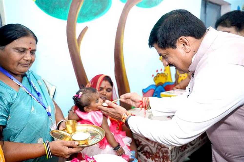 लाड़ली बहनों और बेटियों ने रक्षासूत्र बांधकर मुख्यमंत्री का किया आत्मीय स्वागत लाड़ली बहनों और बेटियों ने रक्षासूत्र बांधकर मुख्यमंत्री का किया आत्मीय स्वागत