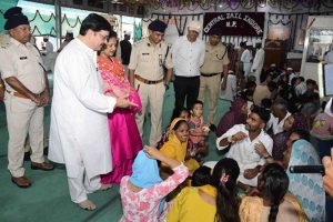 रक्षाबंधन के अवसर पर प्रदेश की जेलों में भावनात्मक माहौल, बहनों ने जेल पहुंचकर भाइयों की कलाई पर बांधी राखी रक्षाबंधन के अवसर पर प्रदेश की जेलों में भावनात्मक माहौल, बहनों ने जेल पहुंचकर भाइयों की कलाई पर बांधी राखी