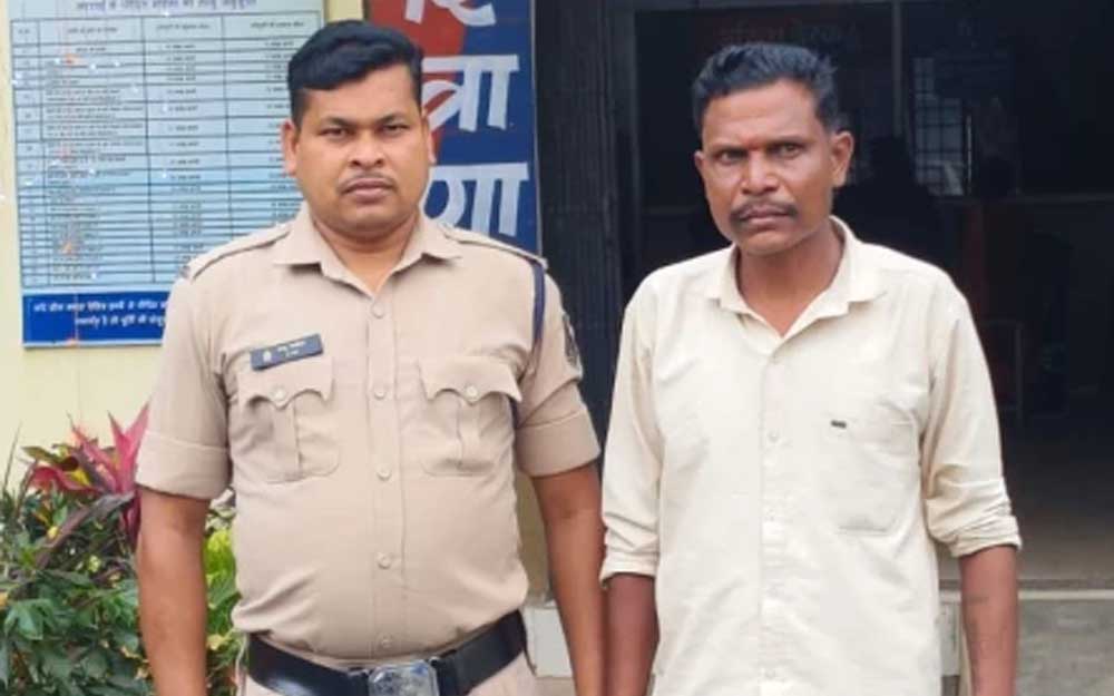 फॉरेस्ट-होमगार्ड में नौकरी का झांसा, वर्दी दिखाकर लाखों की ठगी करने वाला हिस्ट्रीशीटर गिरफ्तार फॉरेस्ट-होमगार्ड में नौकरी का झांसा, वर्दी दिखाकर लाखों की ठगी करने वाला हिस्ट्रीशीटर गिरफ्तार