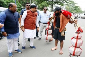 मुख्यमंत्री डॉ. यादव इंदौर में काफिला रूकवाकर कावड़ यात्री से मिले