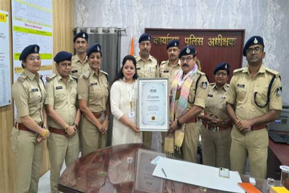 जीआरपी इंदौर अंतर्गत 16 रेलवे स्टेशनों पर एक साथ 4,013 नागरिकों ने बनाई मानव श्रृंखला जीआरपी इंदौर अंतर्गत 16 रेलवे स्टेशनों पर एक साथ 4,013 नागरिकों ने बनाई मानव श्रृंखला