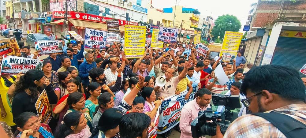 नगर निगम की सीलिंग के खिलाफ अवधपुरी के व्यापारियों का प्रदर्शन, दुकानें बंद कर निकाला मार्च नगर निगम की सीलिंग के खिलाफ अवधपुरी के व्यापारियों का प्रदर्शन, दुकानें बंद कर निकाला मार्च