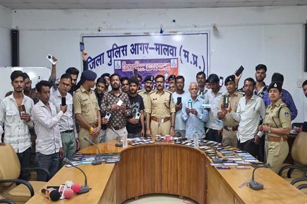 विगत दो सप्ताह में गुम एवं चोरी हुए 1,195 मोबाइल जब्त कर नागरिकों को लौटाए विगत दो सप्ताह में गुम एवं चोरी हुए 1,195 मोबाइल जब्त कर नागरिकों को लौटाए
