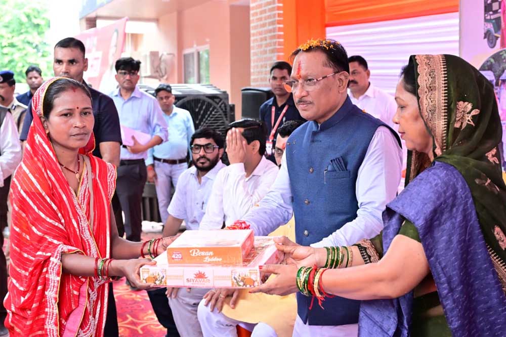रक्षाबंधन पर ‘विष्णु भैया’ ने 50 बहनों को दिया आत्मनिर्भरता का उपहार, सौंपे ई-रिक्शा