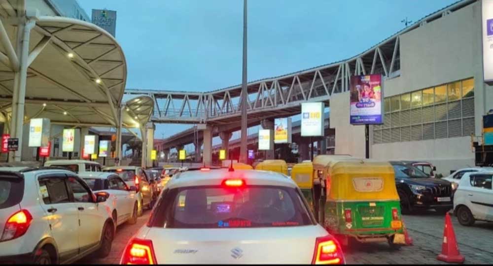 रानी कमलापति स्टेशन पर ट्रैफिक व्यवस्था बेपटरी, प्रीमियम ट्रेनों के वक्त आधे घंटे तक जाम में फंसे वाहन