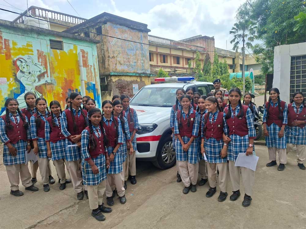 11वीं एवं 12वीं के विद्यार्थियों में कानूनी जागरूकता, राष्ट्रीय सुरक्षा एवं सामाजिक उत्तरदायित्व विकसित करने हेतु प्रत्येक शनिवार आयोजित होगा सामुदायिक पुलिसिंग कार्यक्रम