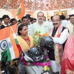 उप मुख्यमंत्री ने 11 दिव्यांगजनों को तिपहिया स्कूटी, सर्प मित्रों को दिए सुरक्षा किट