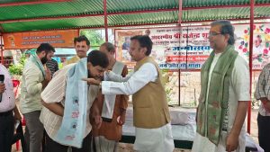 उप मुख्यमंत्री ने जान जोखिम में डालकर गायों की रक्षा करने वाले गौ सेवकों को किया सम्मानित