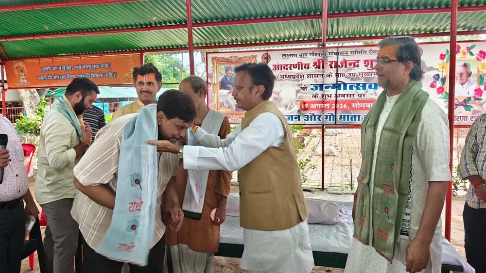 उप मुख्यमंत्री ने जान जोखिम में डालकर गायों की रक्षा करने वाले गौ सेवकों को किया सम्मानित उप मुख्यमंत्री ने जान जोखिम में डालकर गायों की रक्षा करने वाले गौ सेवकों को किया सम्मानित