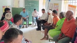 रॉयल्टी में करोड़ों की कमाई, स्कूल में बदहाली: तिरपाल के नीचे पढ़ रहे बच्चे रॉयल्टी में करोड़ों की कमाई, स्कूल में बदहाली: तिरपाल के नीचे पढ़ रहे बच्चे