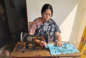 ग्राम दौना की संतोषी डहरिया दो महिलाओं को भी दे रहीं रोजगार ग्राम दौना की संतोषी डहरिया दो महिलाओं को भी दे रहीं रोजगार