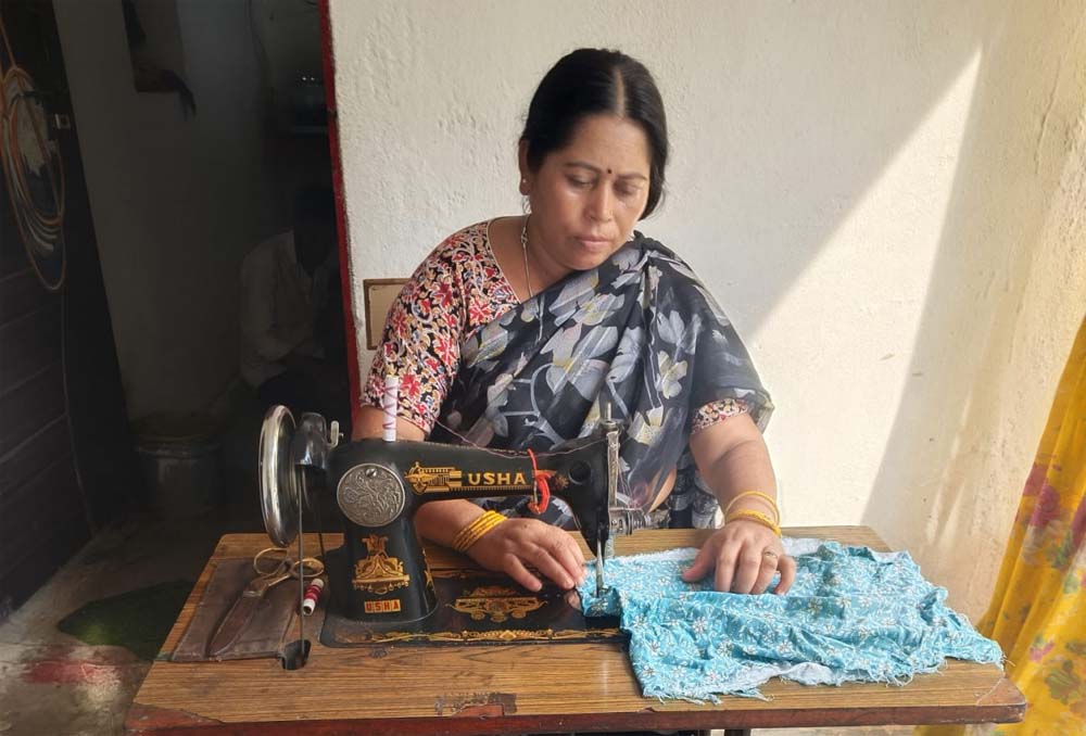 ग्राम दौना की संतोषी डहरिया दो महिलाओं को भी दे रहीं रोजगार ग्राम दौना की संतोषी डहरिया दो महिलाओं को भी दे रहीं रोजगार