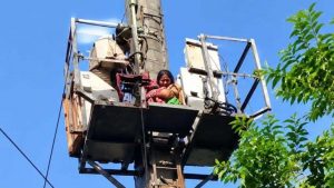 प्लॉट विवाद को लेकर टावर पर चढ़ी महिला, CM आवास के पास मची अफरातफरी