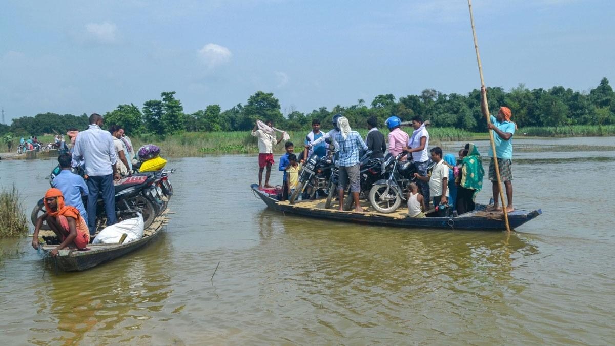 बिहार में बाढ़ का कहर, 11 जिलों की 330 पंचायतें प्रभावित; NDRF-SDRF की 37 टीमें तैनात