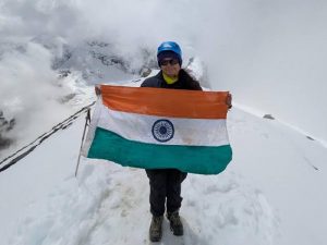 लखनऊ की पर्वतारोही पूर्वा धवन ने 5,826 मीटर ऊंची रुद्रगैरा चोटी पर फहराया तिरंगा