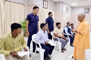 पीड़ितों से खुद मिले सीएम योगी, अधिकारियों को दिए त्वरित समाधान के निर्देश