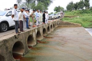 प्रदूषित जल के प्रभाव एवं समाधान के लिए कलेक्टर-एसपी ने किया मेघनगर क्षेत्र का निरीक्षण