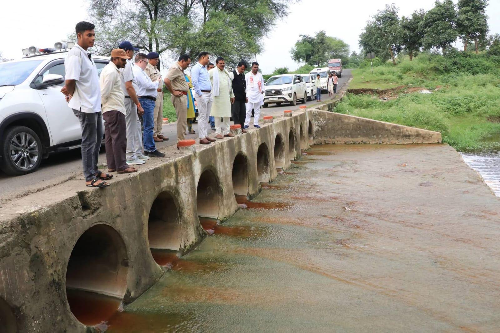 प्रदूषित जल के प्रभाव एवं समाधान के लिए कलेक्टर-एसपी ने किया मेघनगर क्षेत्र का निरीक्षण