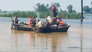सिवान में बाढ़ से बेहाल दियारा क्षेत्र, स्कूल चारों तरफ से पानी से घिरा