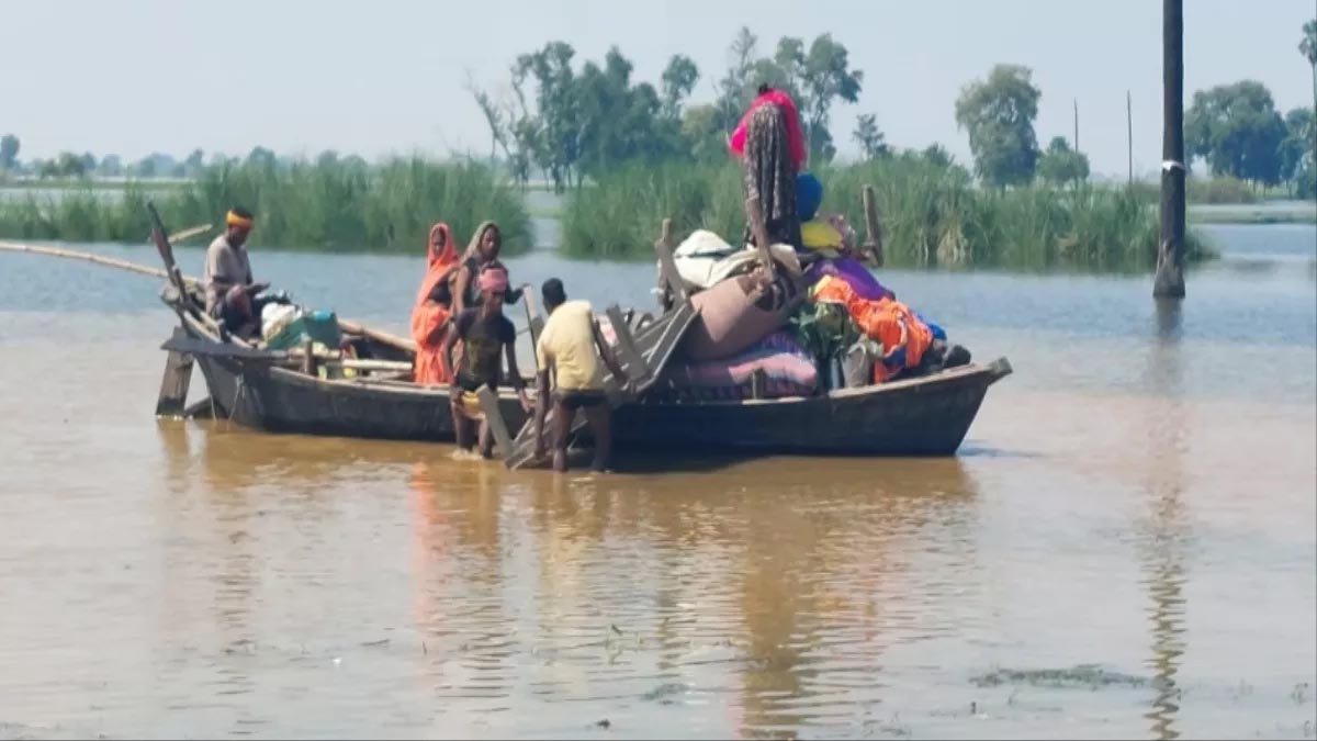 सिवान में बाढ़ से बेहाल दियारा क्षेत्र, स्कूल चारों तरफ से पानी से घिरा सिवान में बाढ़ से बेहाल दियारा क्षेत्र, स्कूल चारों तरफ से पानी से घिरा